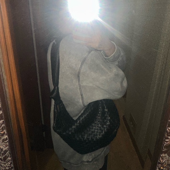 CROSS LEATHER SHOULDER BAG - Picture 9 of 10